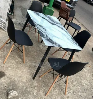 Table en Marbre Et Chaises