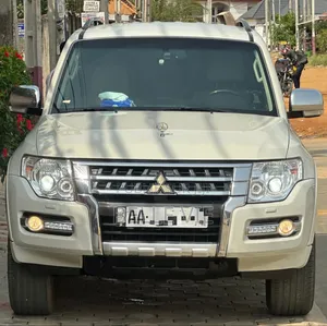 Mitsubishi Pajero 2023 Doré