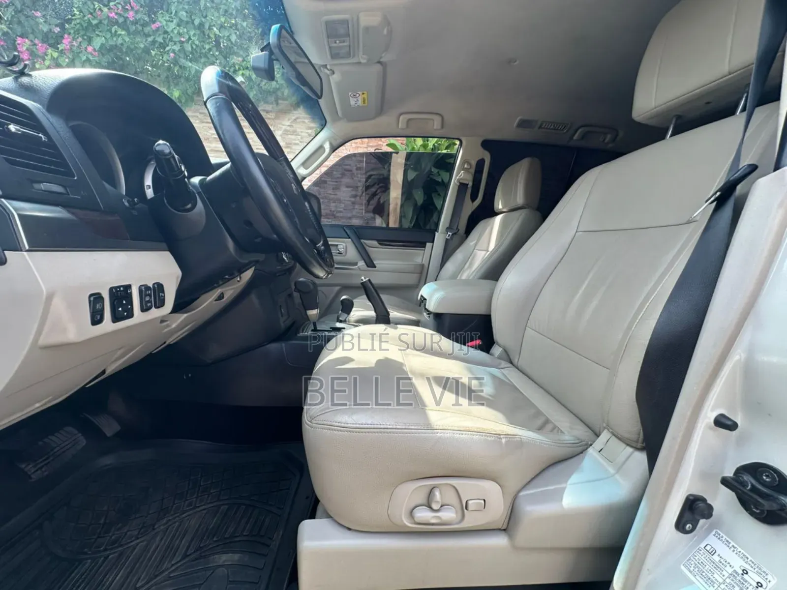 Mitsubishi Pajero 2023 Doré