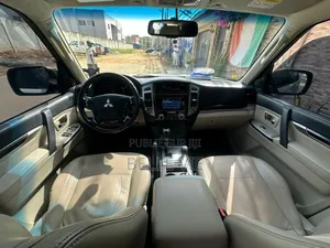 Mitsubishi Pajero 2023 Doré