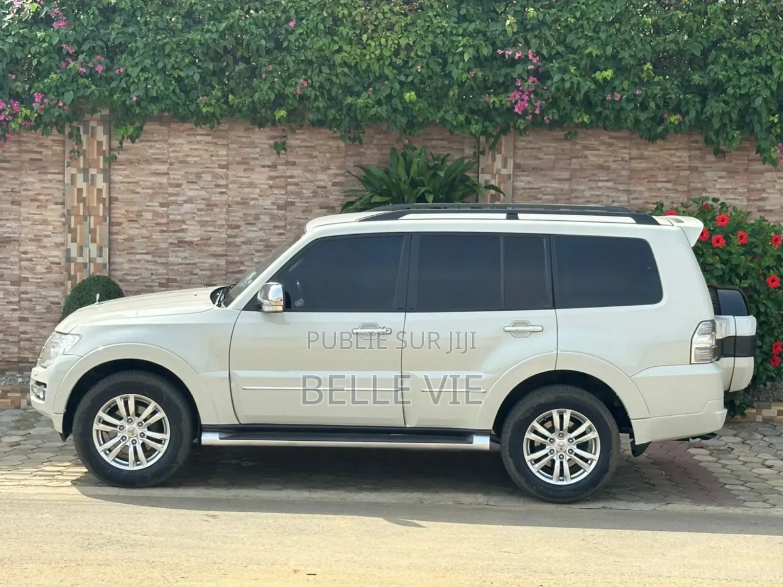 Mitsubishi Pajero 2023 Doré