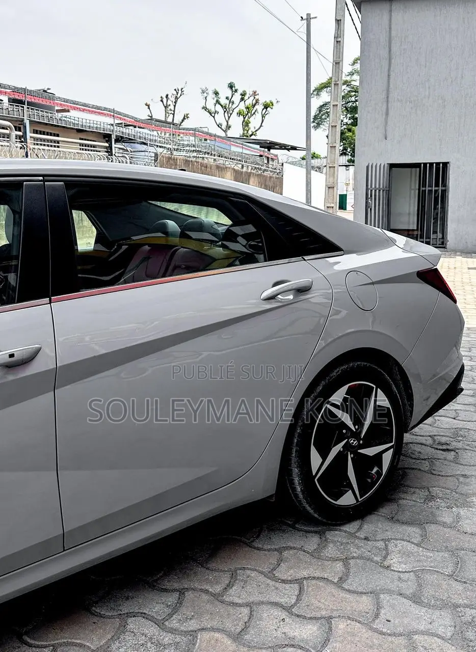 Hyundai Elantra 2022 Gris