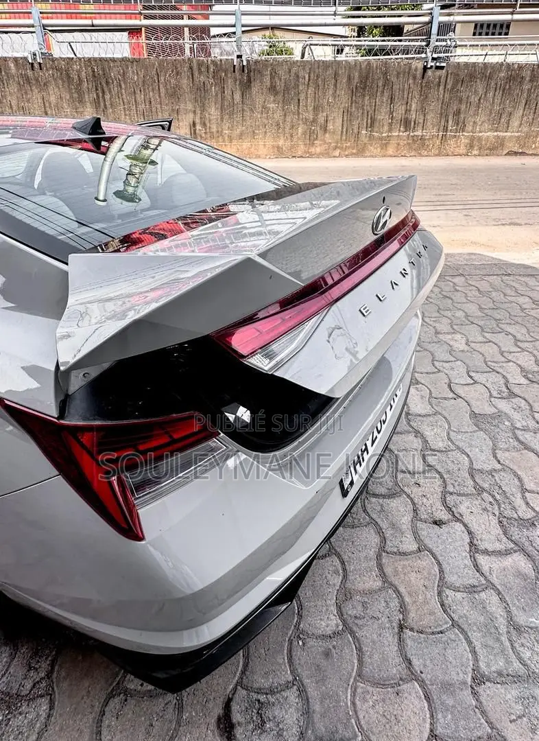 Hyundai Elantra 2022 Gris