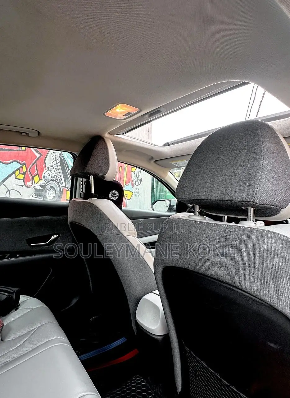 Hyundai Elantra 2022 Gris