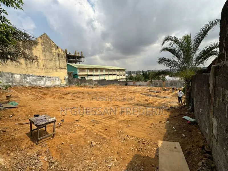 Terrain Plat De 1250m2 En Vente Au Plateau