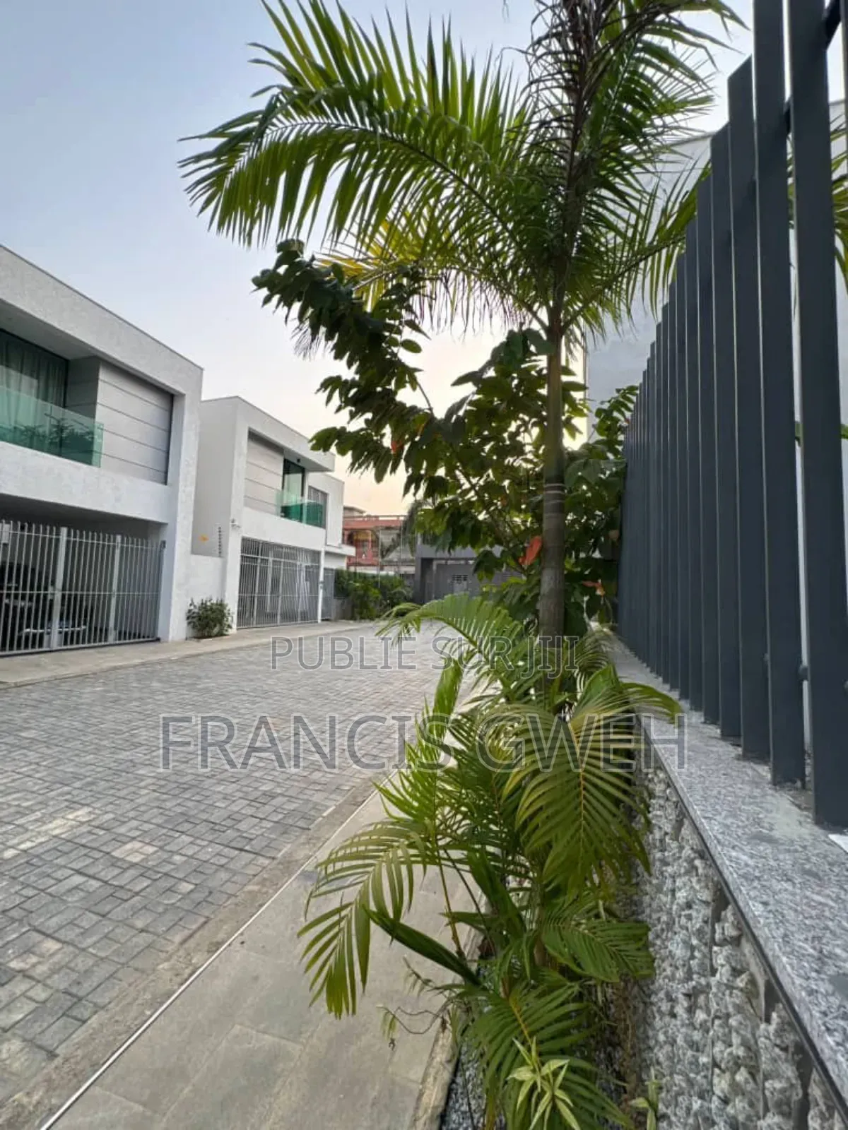 3chbre Duplex dans Francis Gweh, Cocody à Louer