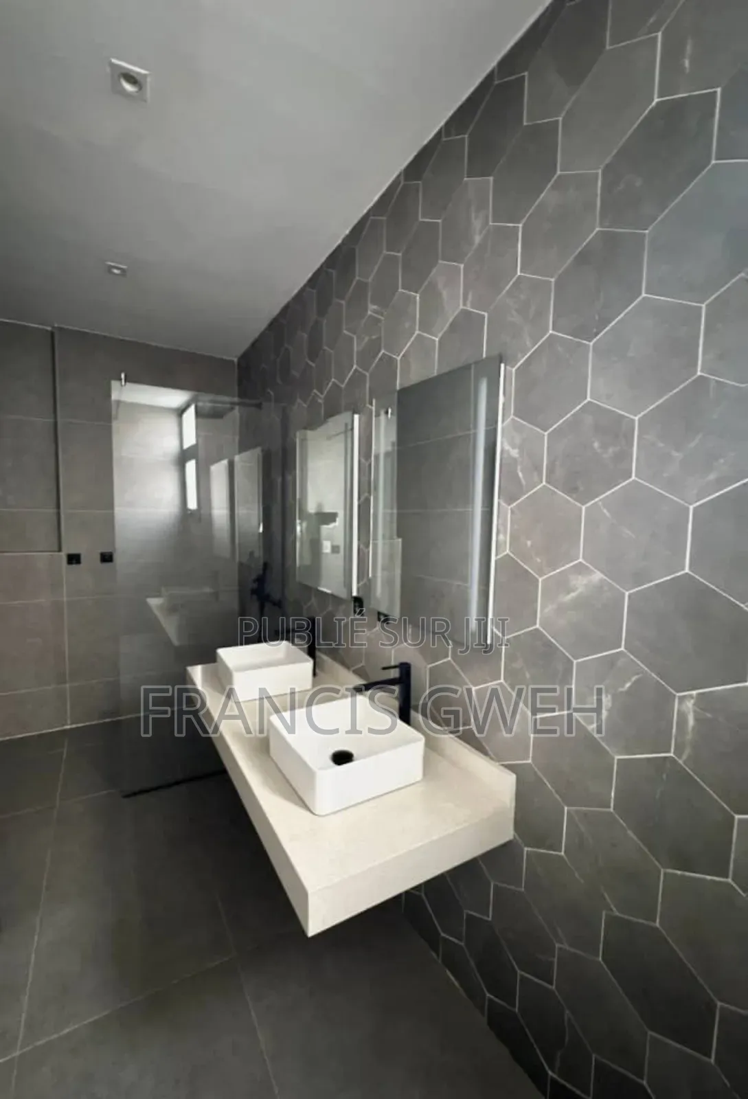 3chbre Duplex dans Francis Gweh, Cocody à Louer