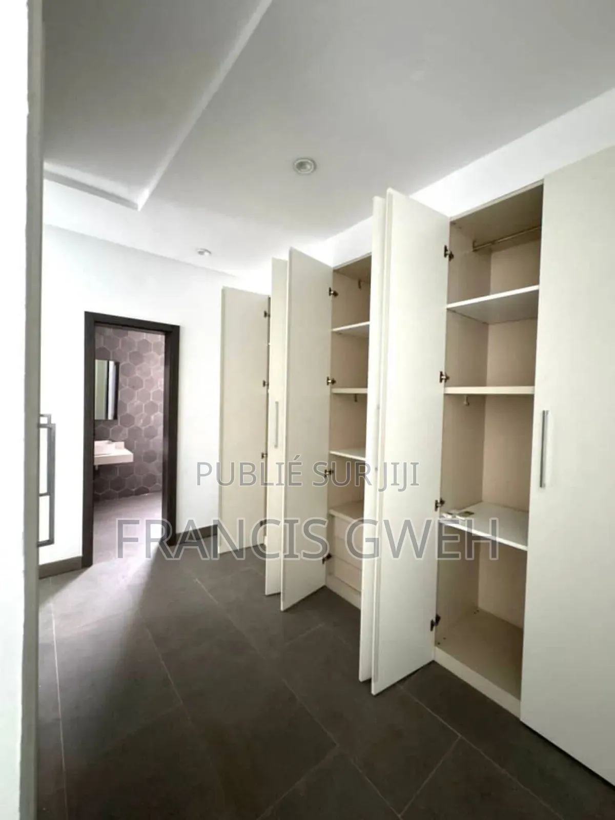 3chbre Duplex dans Francis Gweh, Cocody à Louer