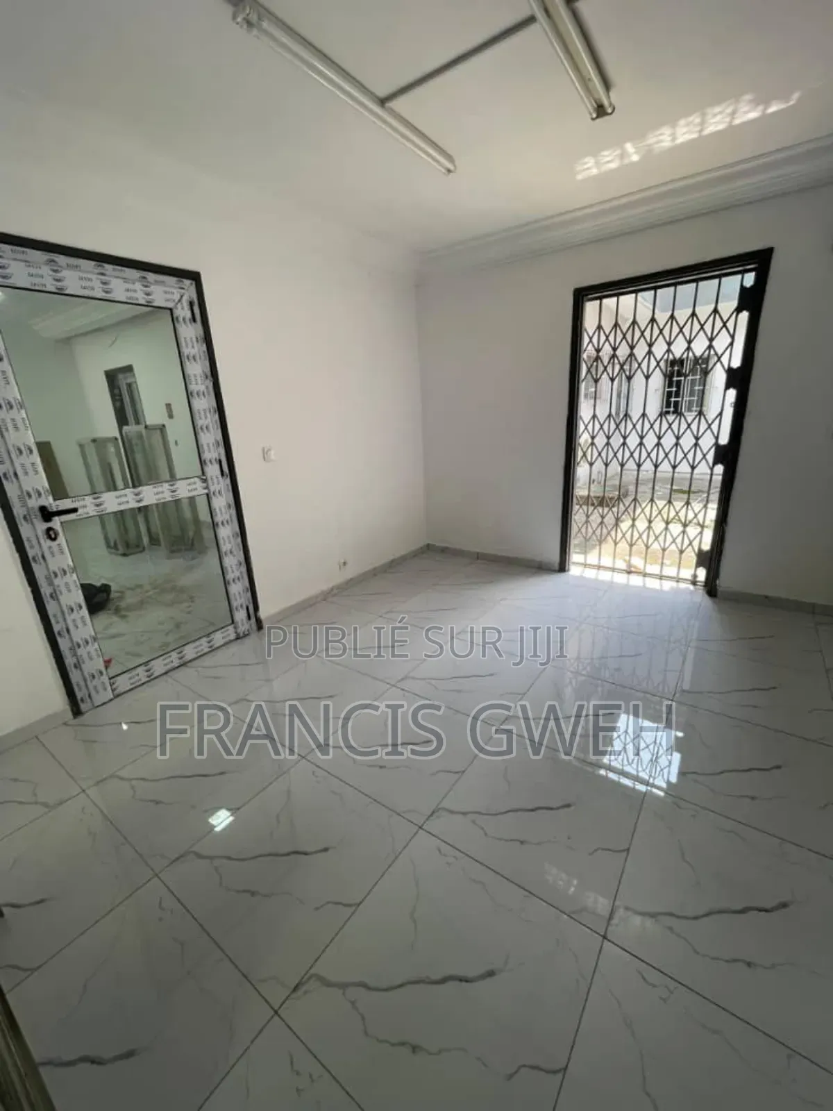 5chbre Duplex dans Francis Gweh, Cocody à Louer