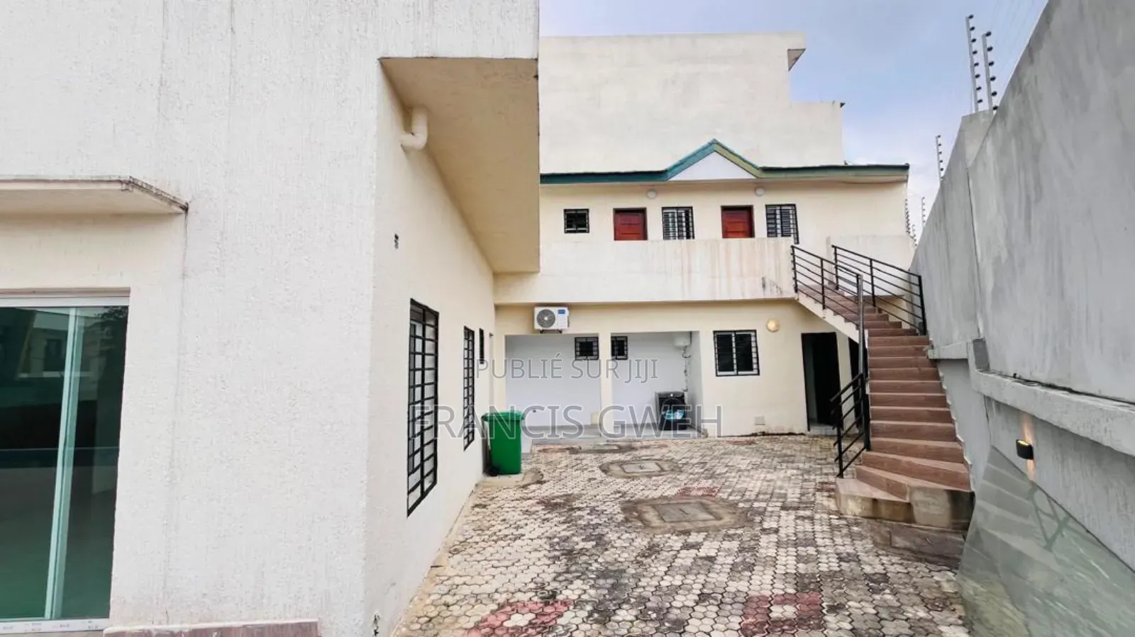8chbre Duplex dans Francis Gweh, Cocody à Louer