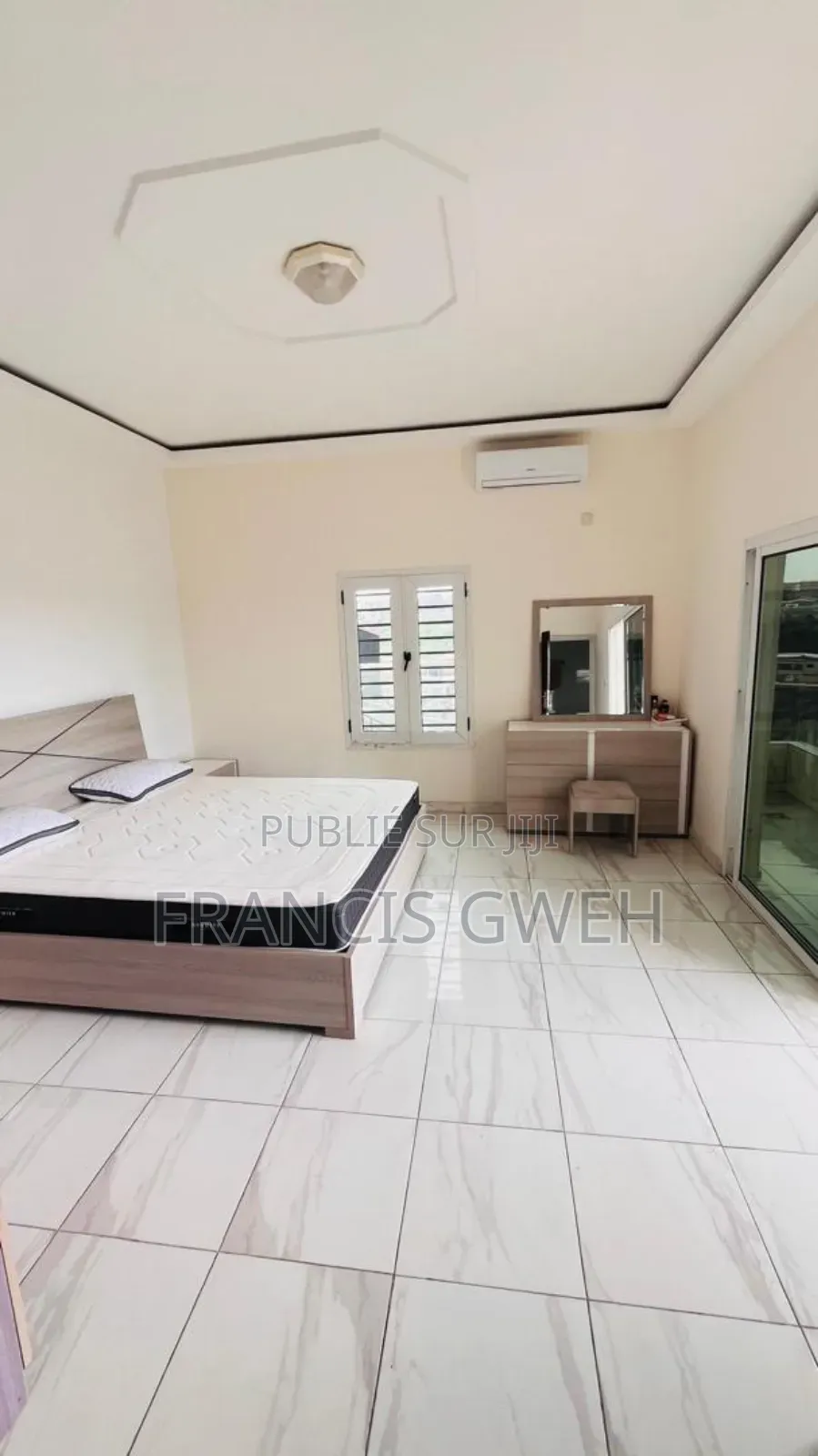 8chbre Duplex dans Francis Gweh, Cocody à Louer
