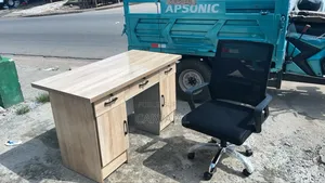 Ensemble De Chaises Et Bureau