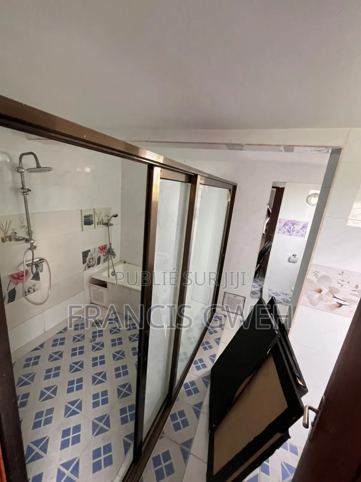 3chbre Appartement dans Francis Gweh, Cocody à Louer
