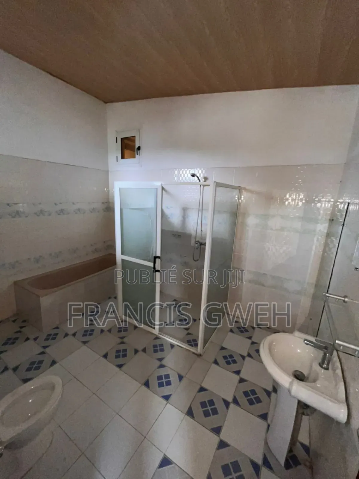 3chbre Appartement dans Francis Gweh, Cocody à Louer