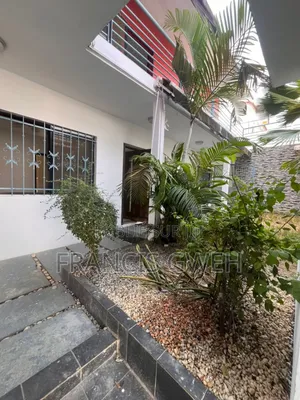 5chbre Duplex dans Francis Gweh, Cocody à Louer