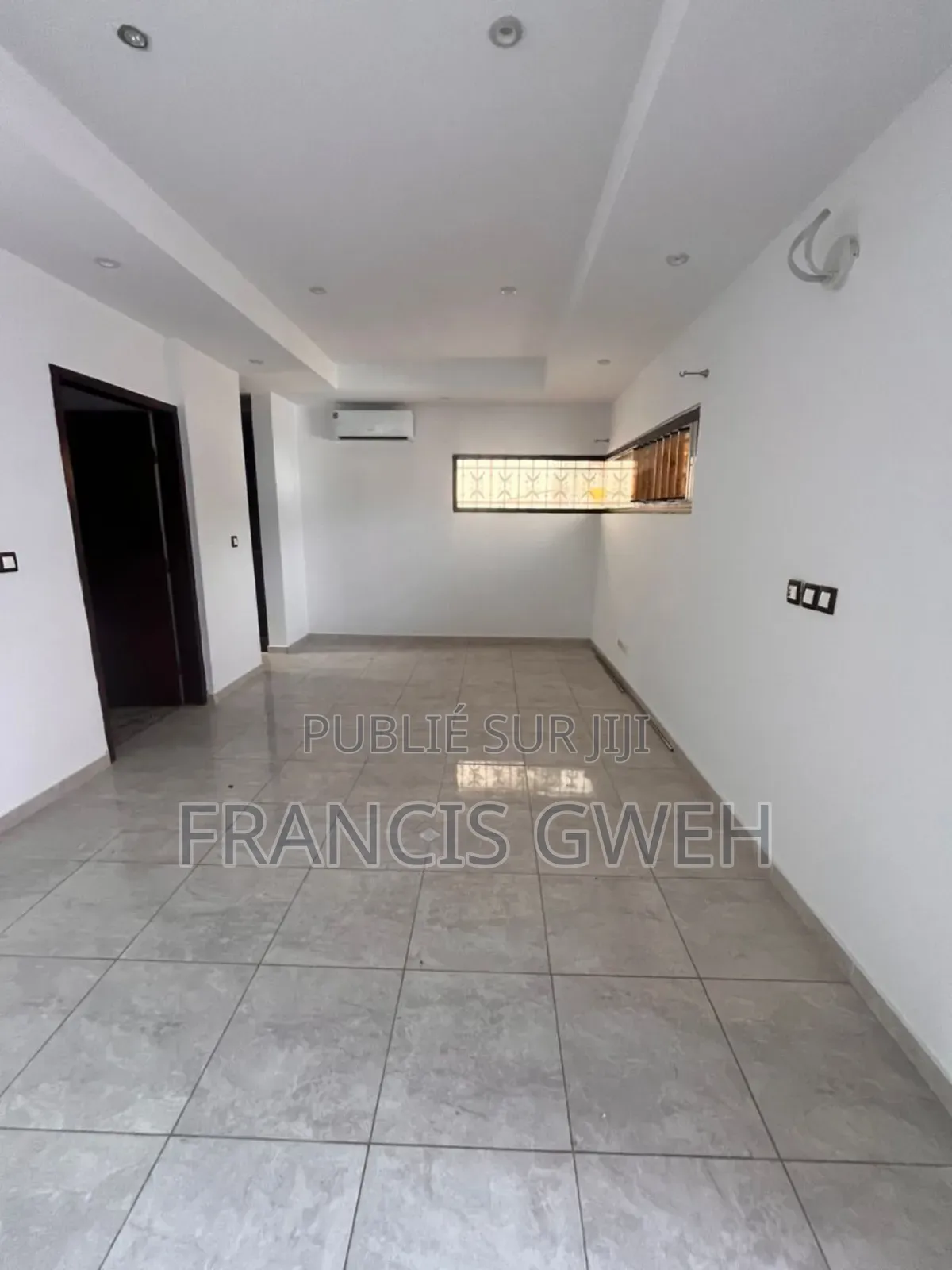 5chbre Duplex dans Francis Gweh, Cocody à Louer