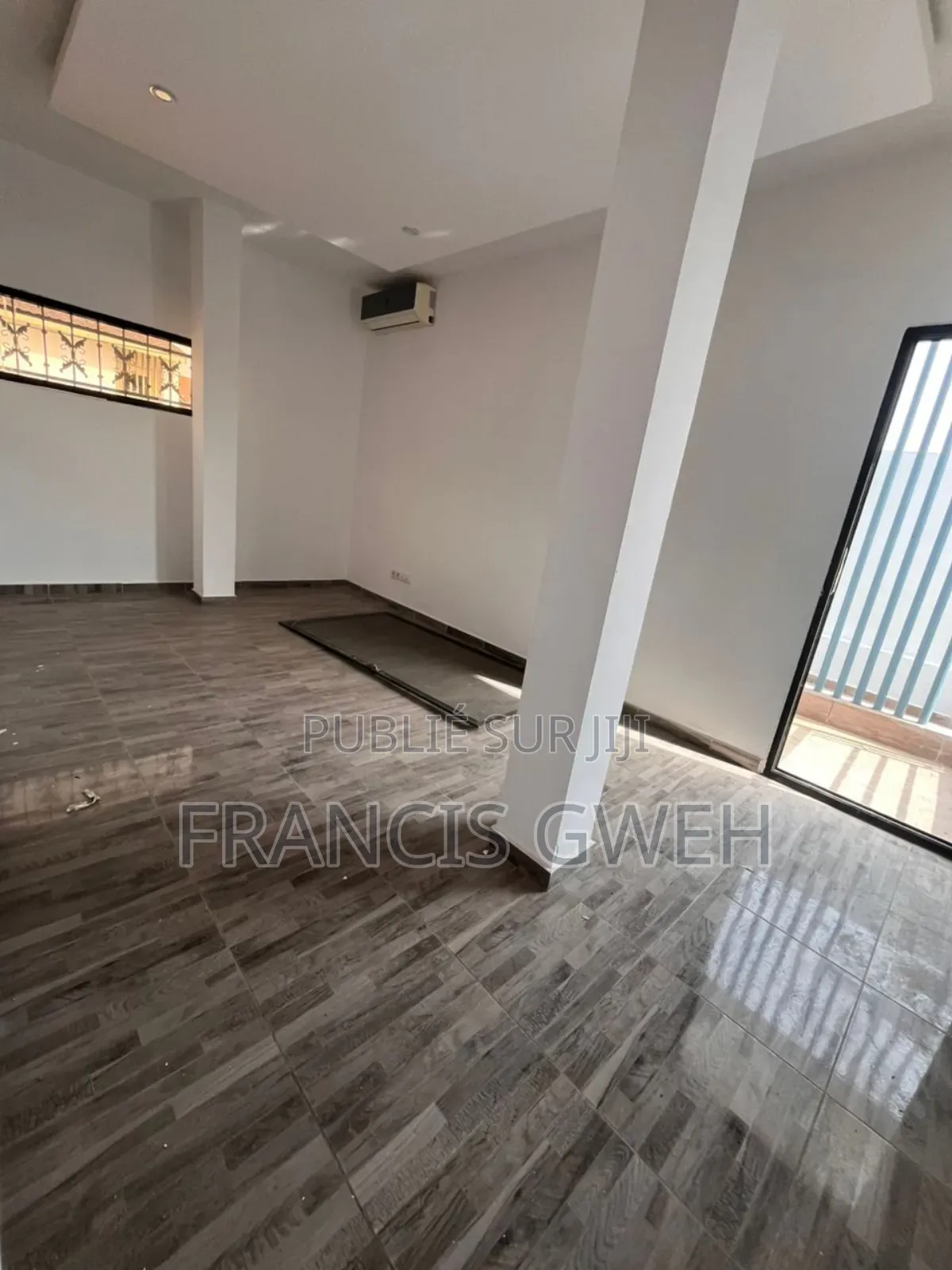 5chbre Duplex dans Francis Gweh, Cocody à Louer