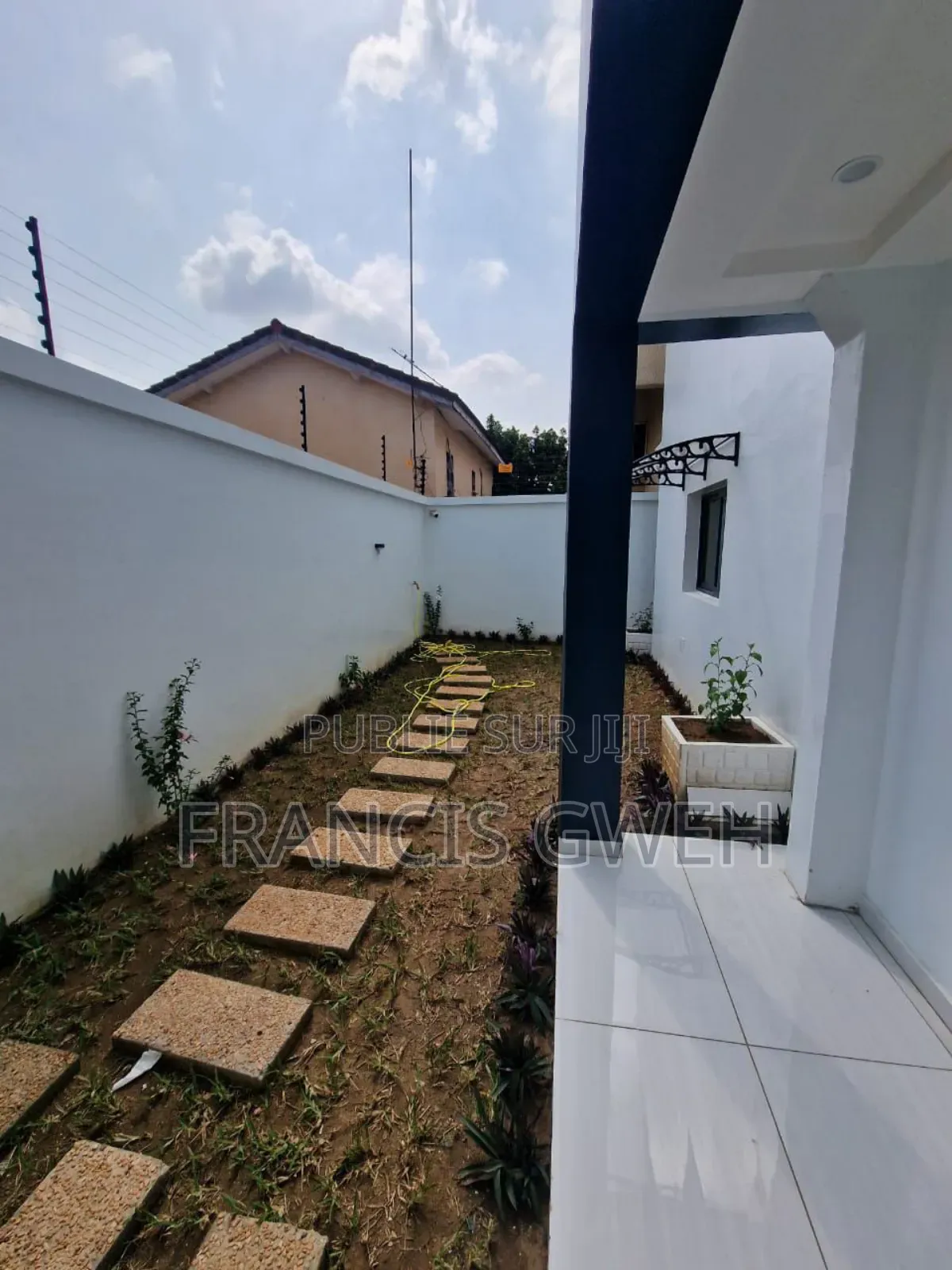 5chbre Duplex dans Francis Gweh, Cocody à Louer