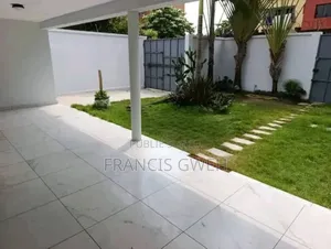 3chbre Villa dans Francis Gweh, Cocody à Louer