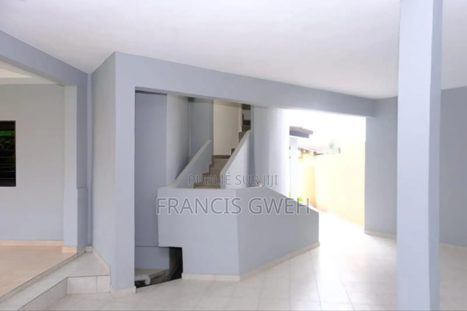 5chbre Duplex dans Francis Gweh, Cocody à Louer