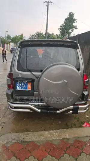 Mitsubishi Pajero 2000 Gris