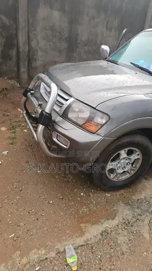 Mitsubishi Pajero 2000 Gris