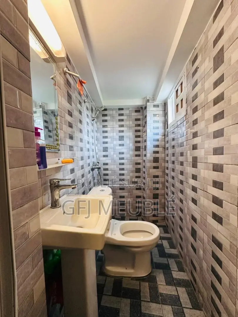 Furnished 2chbre Appartement dans Gfj Meublé, Cocody à Louer