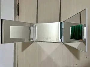 Miroir À Trois Volets.