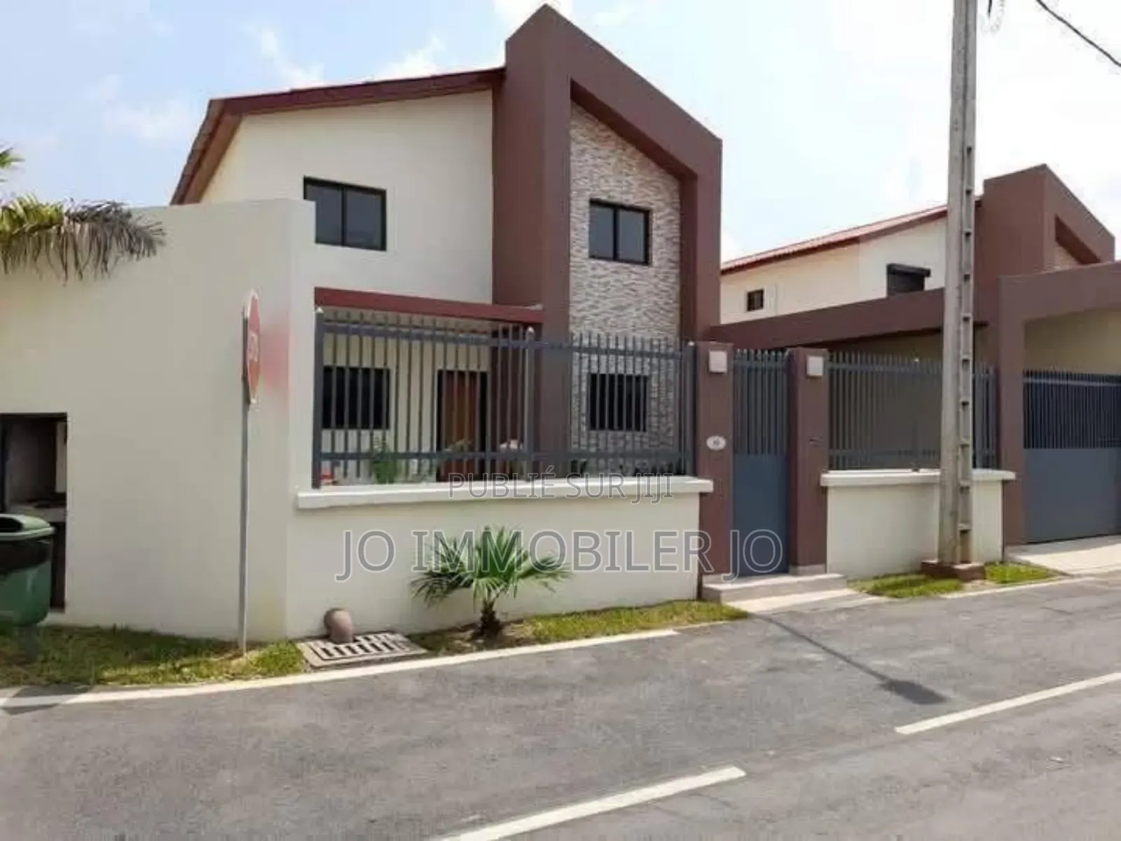Furnished 4chbre Duplex dans Miss Kouassi, Cocody à Vendre