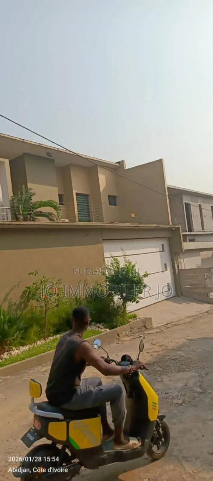 4chbre Duplex dans Miss Kouassi, Cocody à Vendre