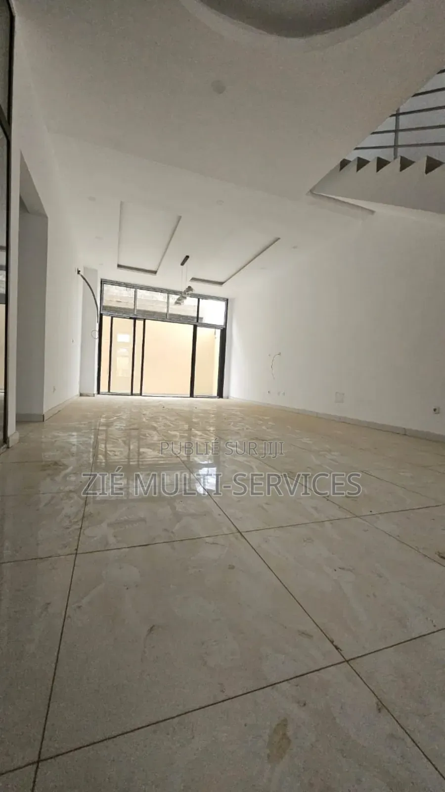 5chbre Duplex dans Zié Multi-Service, Cocody à Vendre