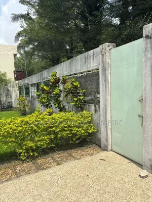 3chbre Villa dans Villa Basse En Vente, Cocody à Vendre