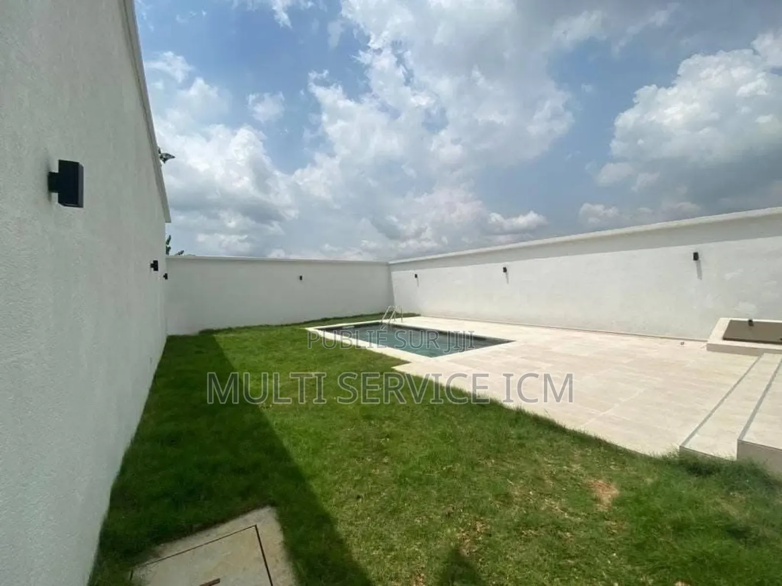 Furnished 8chbre Duplex dans Ismaël Coulibaly, Grand-Bassam à Vendre