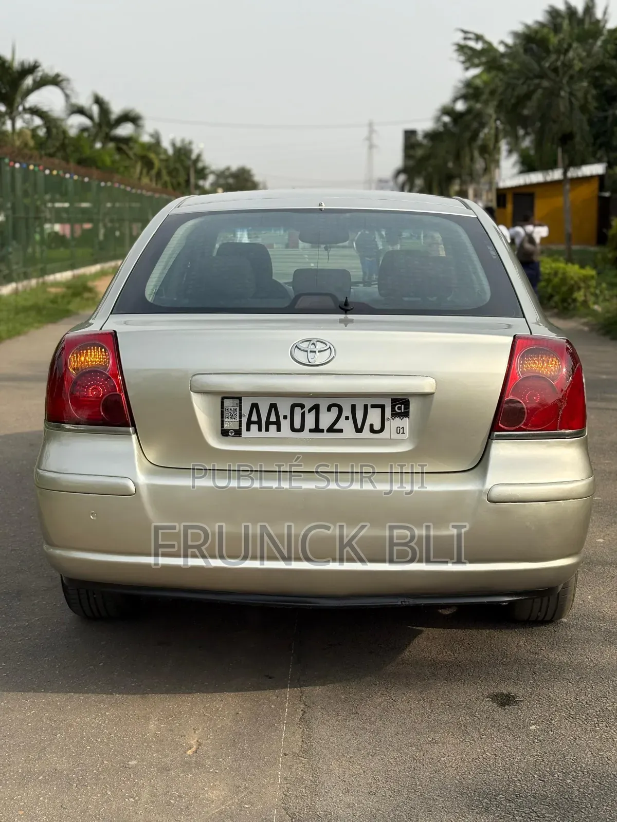 Toyota Avensis Liftback 2004 Argenté