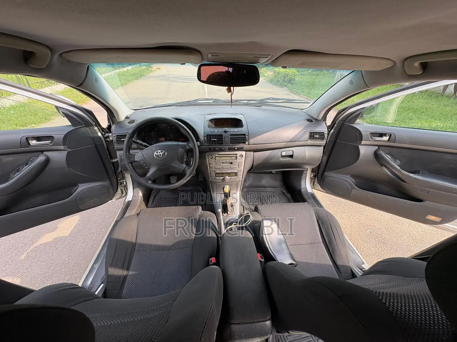 Toyota Avensis Liftback 2004 Argenté