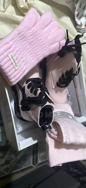 Chaussure Gants Et Chaussette Pour Enfant