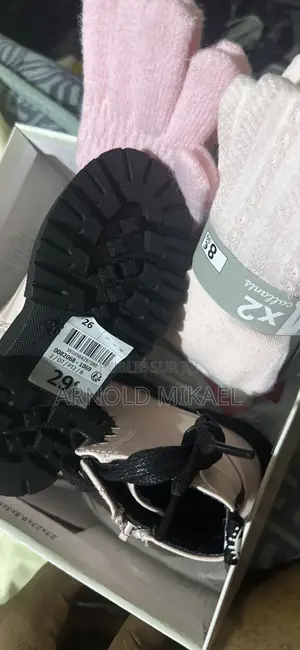 Chaussure Gants Et Chaussette Pour Enfant