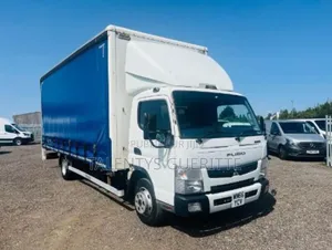Camion Canter en Plateau Bache