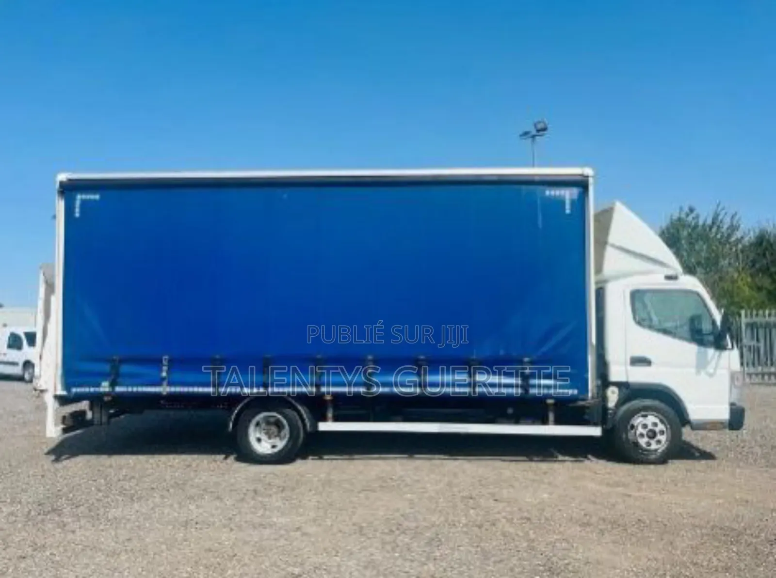 Camion Canter en Plateau Bache