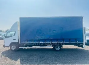 Camion Canter en Plateau Bache