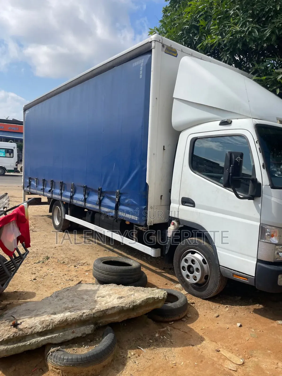 Camion Canter en Plateau Bache