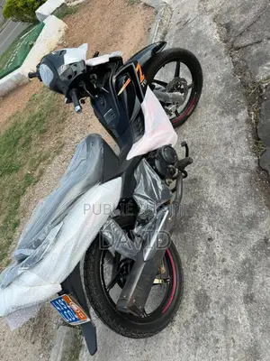 Nouveau TVS Apache 160 4V 2025 Noir