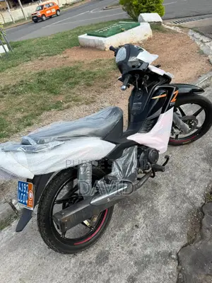 Nouveau TVS Apache 160 4V 2025 Noir