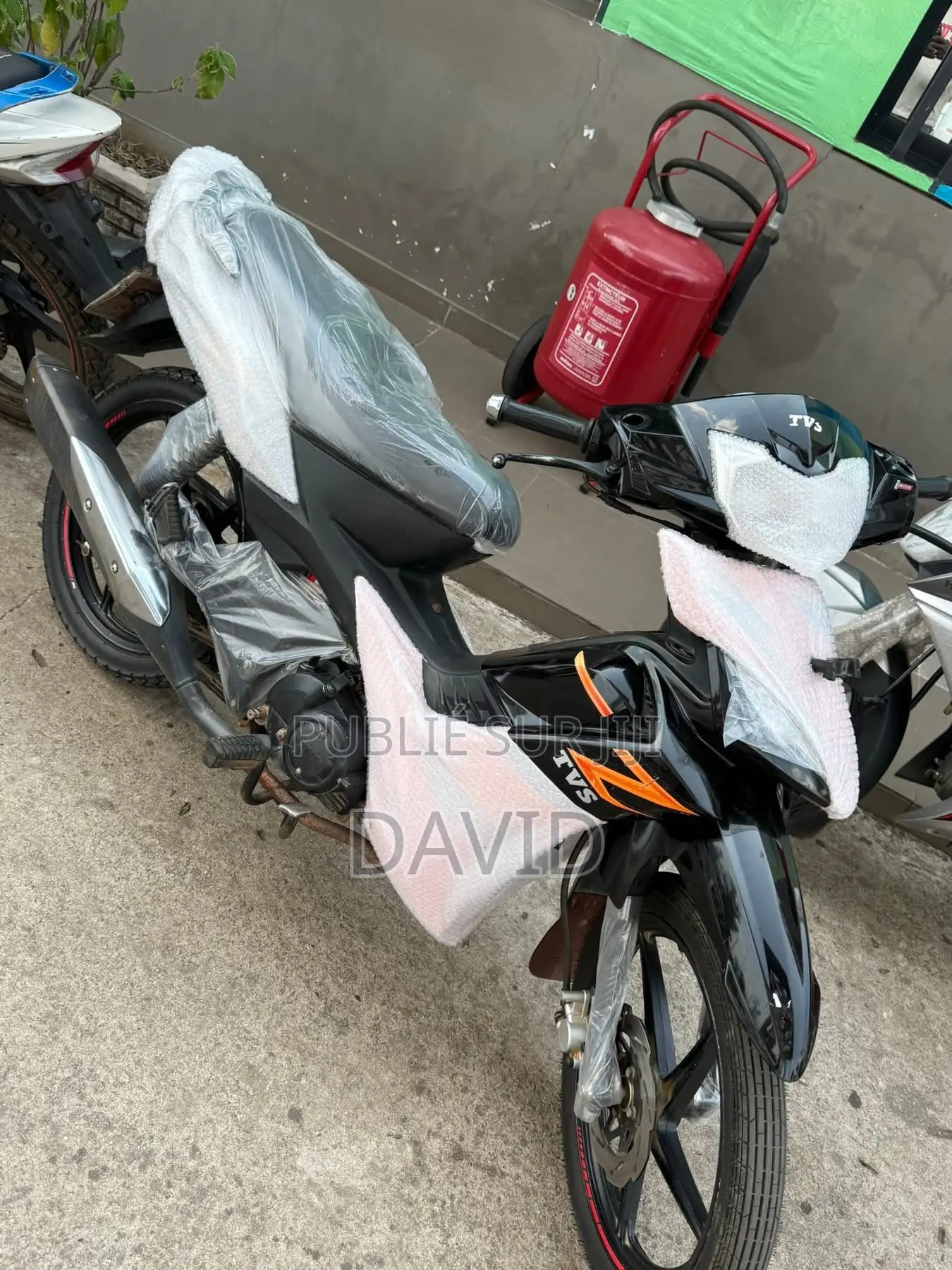 Nouveau TVS Apache 160 4V 2025 Noir