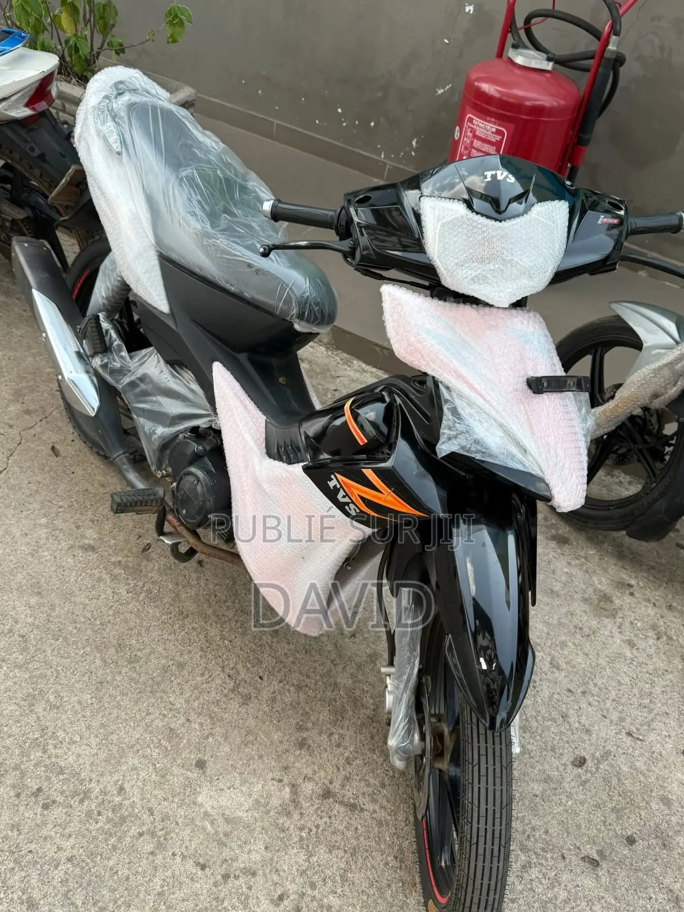 Nouveau TVS Apache 160 4V 2025 Noir