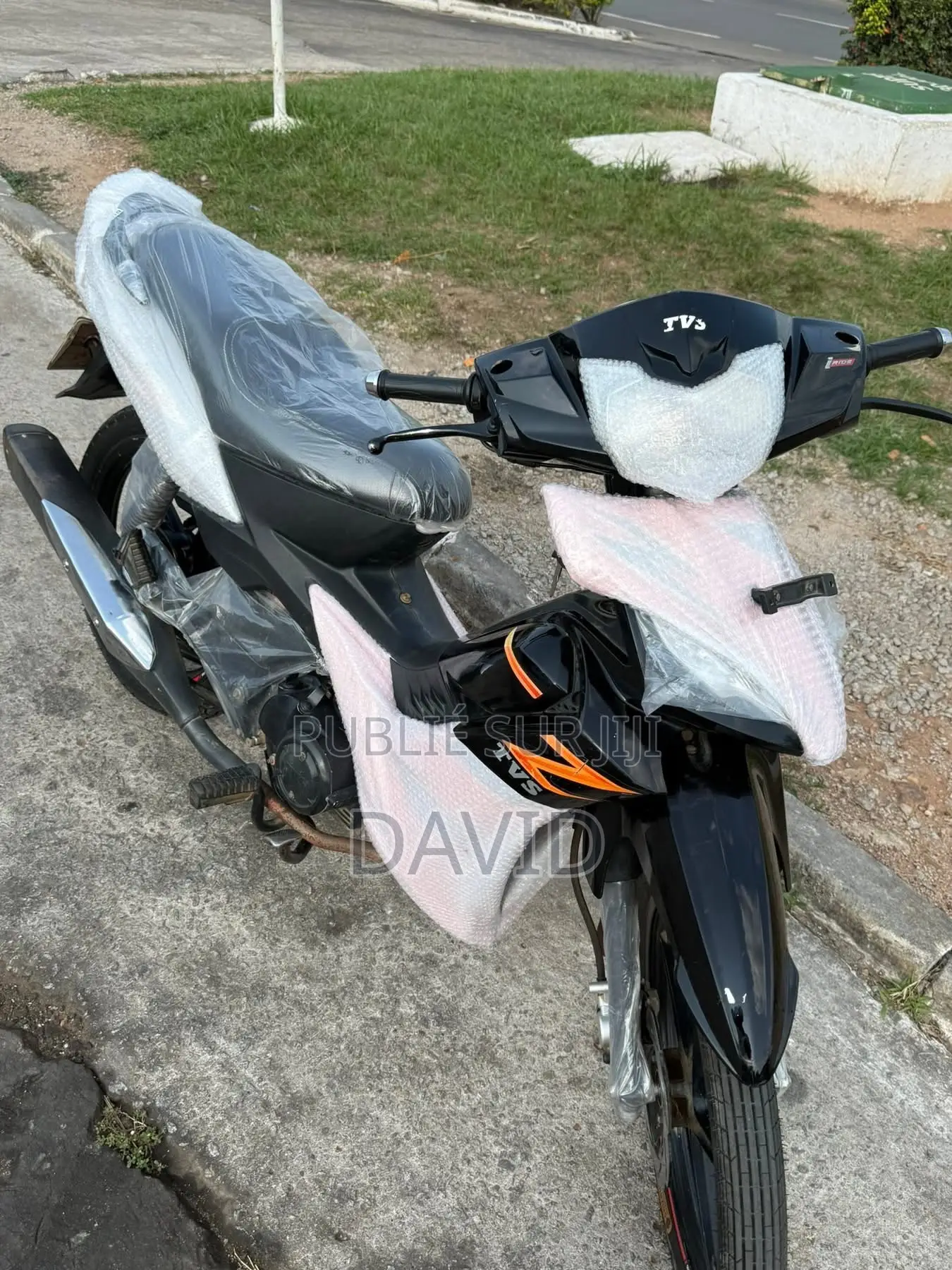 Nouveau TVS Apache 160 4V 2025 Noir