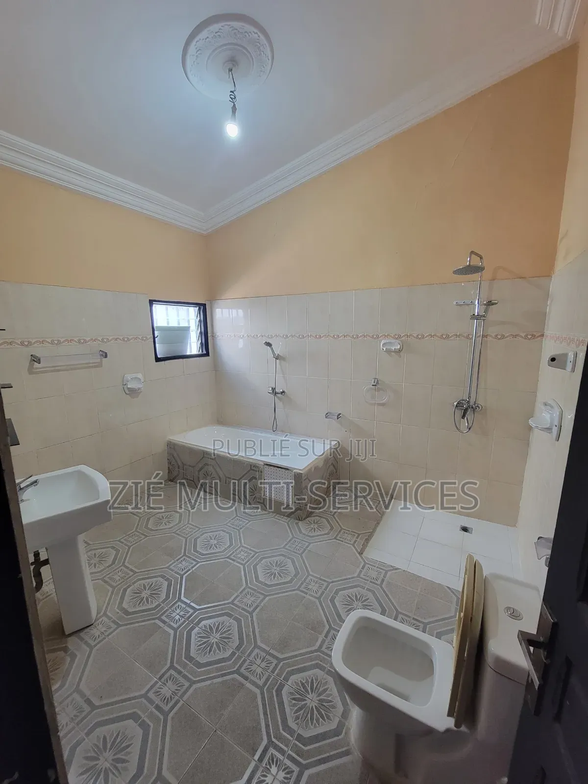 Furnished 8chbre Duplex dans Zié Multi-Service, Cocody à Vendre