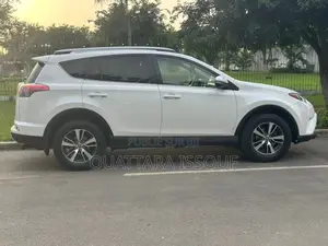 Toyota RAV4 LE AWD (2.5L 4cyl 6A) 2017 Blanc