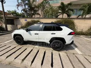 Toyota RAV4 XLE Premium AWD 2024 Blanc