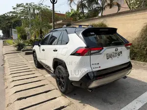 Toyota RAV4 XLE Premium AWD 2024 Blanc